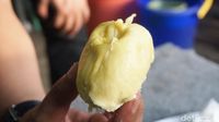 Menikmati Manis Legit Durian Monthong di Pinggir Kota Bogor