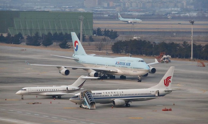 Korea Selatan Evakuasi Warga dari Wuhan Korea Selatan terbangkan pesawat untuk evakuasi warganya dari Wuhan. Usai dievakuasi mereka nantinya juga akan dikarantina guna cegah penyebaran virus corona.