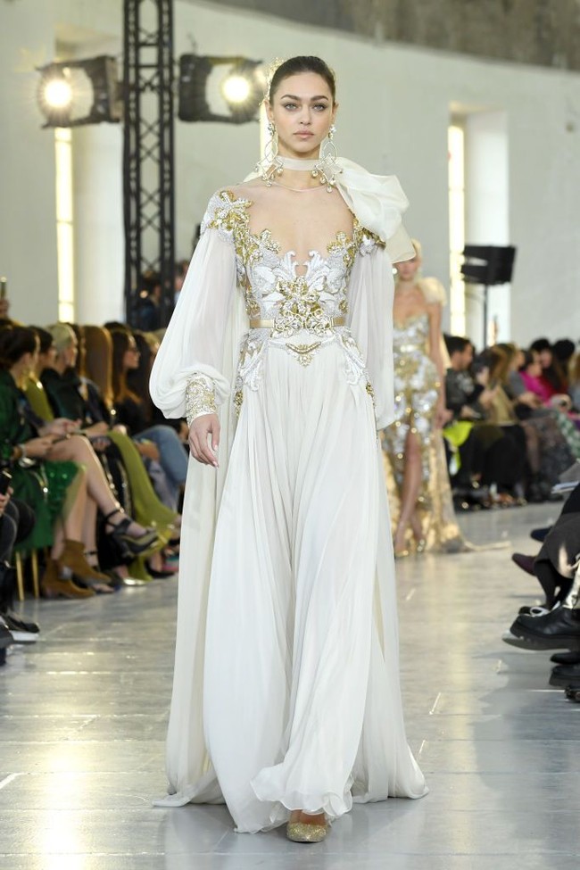 Desainer Elie Saab menampilkan koleksi gaun pengantin di Paris Fashion Week Couture Spring 2020, Prancis. [Photo by Pascal Le Segretain/Getty Images].