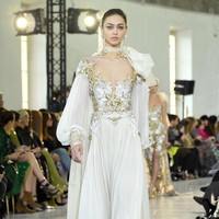 Desainer Elie Saab menampilkan koleksi gaun pengantin di Paris Fashion Week Couture Spring 2020, Prancis. [Photo by Pascal Le Segretain/Getty Images].