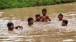 Keseruan Anak-anak Berenang di Waterpark Taman Langsat