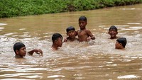 Satu per satu anka-anak ini melompat ke dalam kolam.