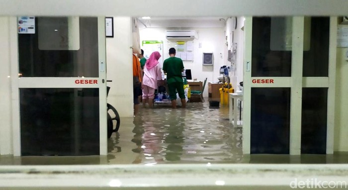 Potret RS Islam Wonokromo yang Tergenang 15 Cm Hujan deras mengguyur Surabaya lebih 2 jam membuat beberapa lokasi tergenang air. Di halaman Rumah Sakit Islam (RSI) Wonokromo air setinggi lutut orang dewasa.