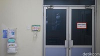 Ruangan isolasi itu tak bisa sembarangan dimasuki oleh pengunjung. Para perawat dan dokter yang memeriksa pasien dengan gejala virus corona pun diwajibkan mengenakan pakaian pelindung dan masker pelindung pernapasan guna mencegah meluasnya penyebaran virus itu.
