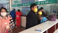 Sepasang suami istri ini tetap bepergian dengan menggunakan masker darurat. Keduanya memanfaatkan kulit buah grapefruit sebagai masker. Tentu masker ini tak bertahan lama karena kulit buah bisa layu dan membusuk. Foto: istimewa