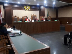 Jadi Perantara Suap, 2 Anak Buah Eks Gubernur Kepri Dituntut 5 Tahun Bui