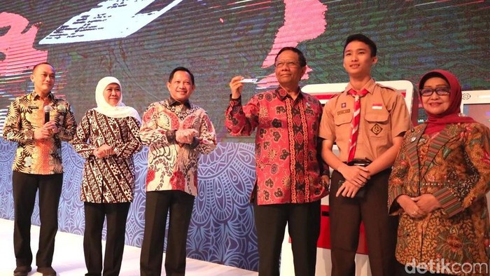 Menkopolhukam Mahfud MD mendoakan Mendagri Tito Karnavian menjadi Presiden RI 2024. Mahfud juga mendoakan Gubernur Khofifah Indar Parawansa yang menjadi wakil Tito nanti.