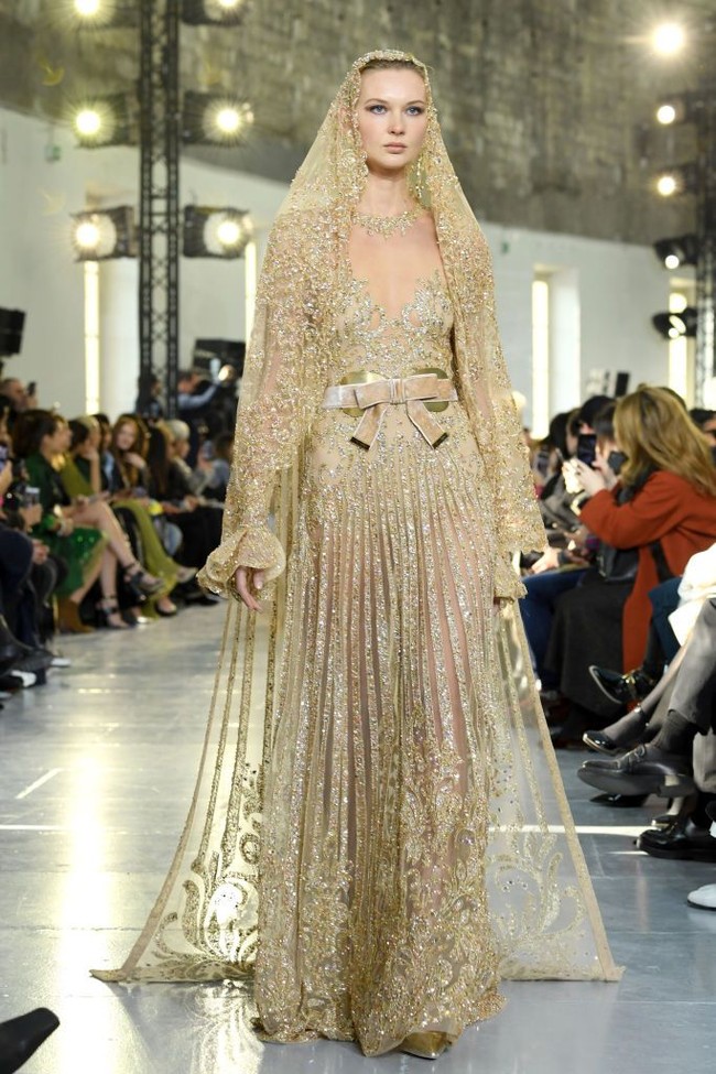 Desainer Elie Saab menampilkan koleksi gaun pengantin di Paris Fashion Week Couture Spring 2020, Prancis. [Photo by Pascal Le Segretain/Getty Images].