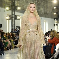 Desainer Elie Saab menampilkan koleksi gaun pengantin di Paris Fashion Week Couture Spring 2020, Prancis. [Photo by Pascal Le Segretain/Getty Images].