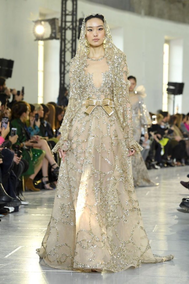 Desainer Elie Saab menampilkan koleksi gaun pengantin di Paris Fashion Week Couture Spring 2020, Prancis. [Photo by Pascal Le Segretain/Getty Images].