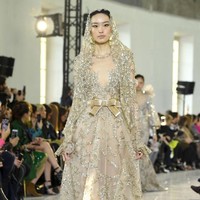 Desainer Elie Saab menampilkan koleksi gaun pengantin di Paris Fashion Week Couture Spring 2020, Prancis. [Photo by Pascal Le Segretain/Getty Images].