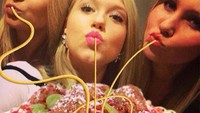 Selfie tiga wanita dengan pose duck face ini, lebih terlihat seperti mereka tengah mengikuti lomba makan spaghetti. Foto: Boredpanda