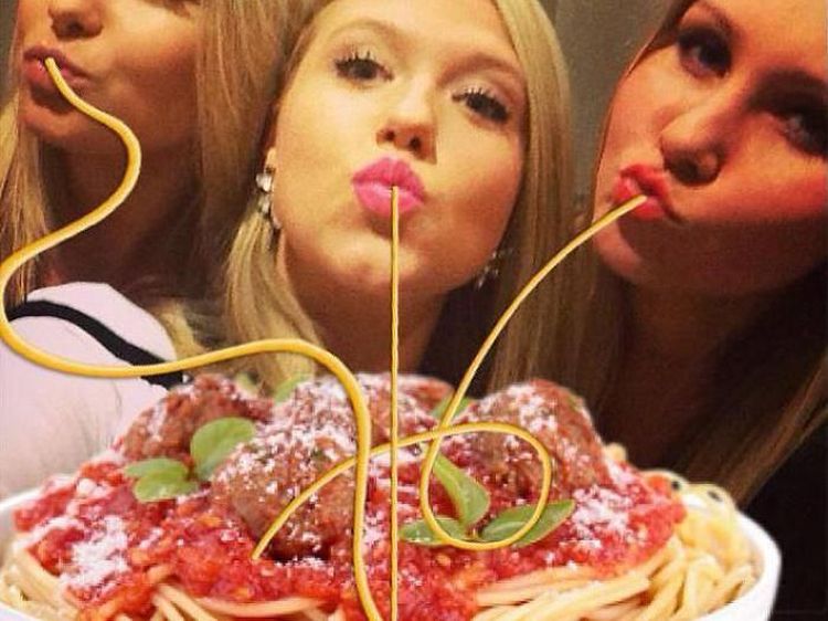 Kocak! Tren Gaya Foto Duck Face Ini Diedit Pakai Spaghetti