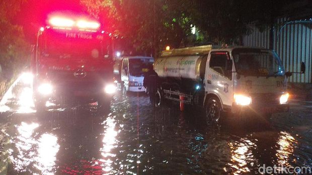 Mobil Damkar dan Tangki Dikerahkan Sedot Genangan di Jalanan Surabaya