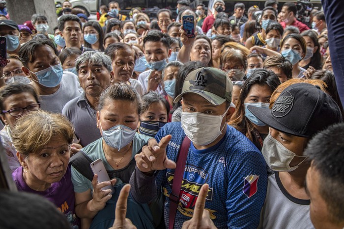 Antrean Membeli Masker Membludak di Filipina Pascaotoritas Filipina mengonfirmasi kasus virus corona di wilayahnya, sejumlah warga berbondong-bondong memburu masker untuk antisipasi.