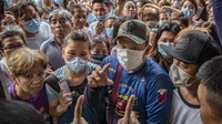 Begini potret membludaknya warga saat antre membeli masker, Jumat (31/1/2020).