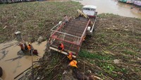 Keberadaan sampah tersebut membuat arus lalu lintas trasportasi sungai menjadi terganggu.