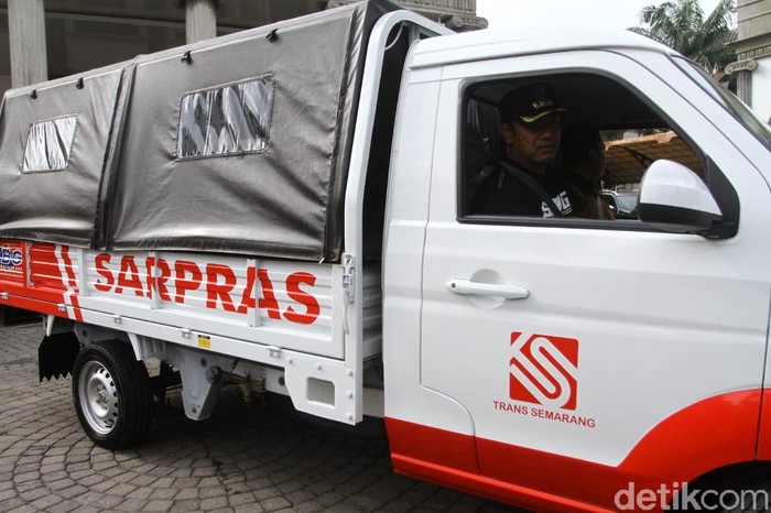 Mobil Esemka Kini Pakai BBG Mobil Esemka Bima 1.3 mengaspal di Kota Semarang. Mobil tersebut dimanfaatkan Pemerintah Kota Semarang untuk sarana prasarana dari Bus Rapid Transit (BRT) Trans Semarang. Ada dua mobil yang dibeli oleh Pemkot Semarang dan dimodifikasi dengan ditambah power steering serta tutup pada bagian bak terbukanya. Selain itu mobil bermesin 1.300 CC itu juga dimodifikasi mendukung Bahan Bakar Gas (BBG).