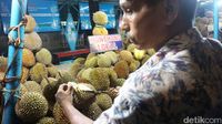 Di Sentra Durian Kalibata Bisa Makan Durian Petruk dan Medan yang Legit
