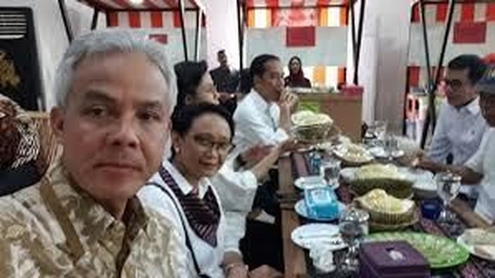 Jokowi makan durian