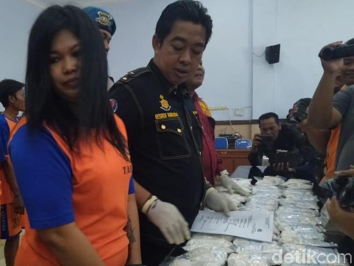 Wanita di Jombang Nekat Edarkan 87 Ribu Pil Koplo untuk Nafkahi 4 Anaknya