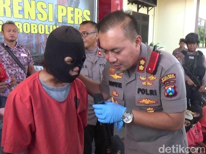 Irfan Efendi (20), warga Liprak Kulon, Kecamatan Banyuanyar, Kabupaten Probolinggo diamankan warga. Ia mencuri ponsel dengan menaburkan bubuk kopi ke wajah korban.