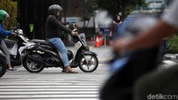 Untuk sementara ini, tilang elektronik ini baru bisa merekam pelanggaran yang dilakukan sepeda motor berpelat B. 