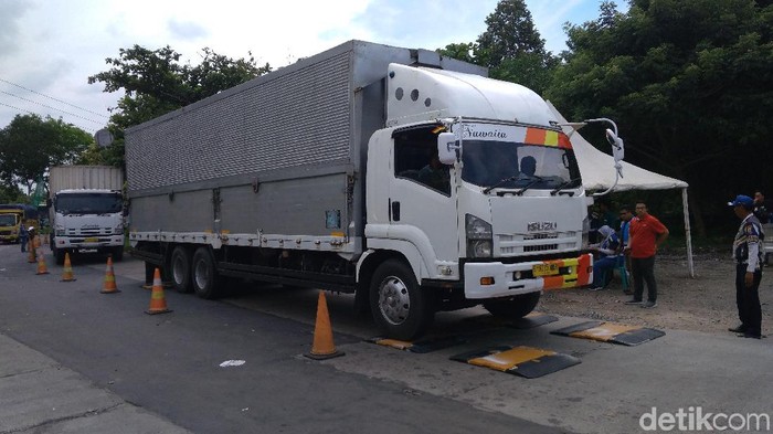 Truk jalani pemeriksaan beban muatan