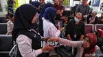 PT KAI Bagi-bagi Masker Cegah Virus Corona di Gambir