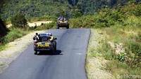 Tidak hanya TNI, polisi juga melakukan patroli di Desa Tingginambut, Puncak Jaya.