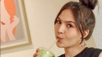 Bahkan Olivia Jansen sering membagikan tips pola makan sehat melalui channel youtubenya. Seperti pada salah satu momen ini saat ia mengolah sayuran hijau menjadi jus. Foto: Instagram @oliviajansen