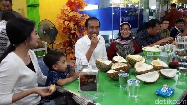 Jokowi makan durian