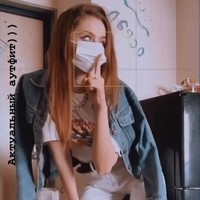 Sonya Buchik yang berasal dari Rusia itu juga tampak asyik berjoget diiringi lagu Ariana Grande saat eksis di Instagram Story dengan memakai masker. Foto: Instagram