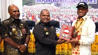 Yan Permenas Mandenas juga sempat melakukan pertemuan dengan Bupati Puncak Jaya Yuni Wonda.