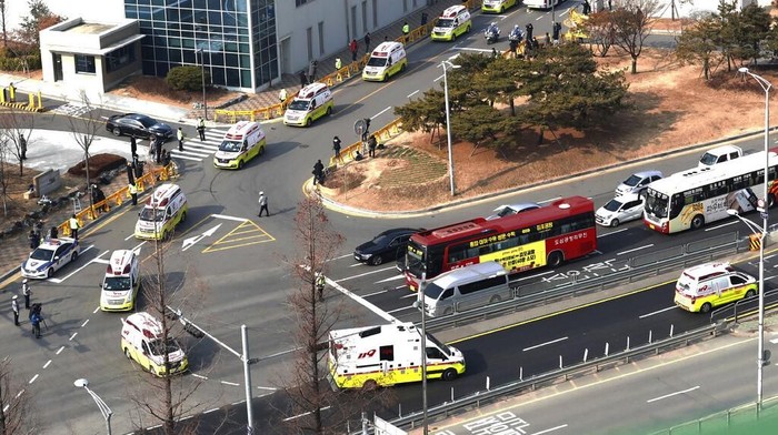 Korea Selatan terbangkan pesawat untuk evakuasi warganya dari Wuhan. Usai dievakuasi mereka nantinya juga akan dikarantina guna cegah penyebaran virus corona.