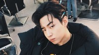 Walau berasal dari China, namun Henry Lau merupakan bintang KPOP yang sangat terkenal. Dulu ia pernah bergabung dengan boygroup Super Junior pada sub-grupnya yang bernama Super Junior M. Karena menjadi bintang KPOP terkenal, Henry pun menjaga berat badannya dengan berdiet. Ini momennya saat menyantap buah segar sebagai menu dietnya. Foto: Instagram @henryl89