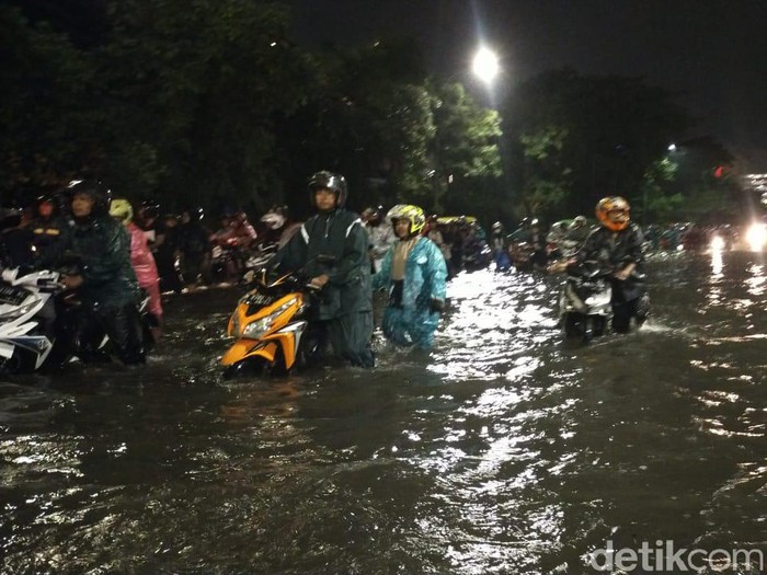 hujan deras di surabaya mengakibatkan banjir