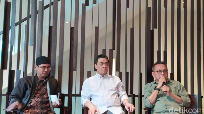 Ketua DPD Gerindra DKI Jakarta M Taufik (kanan) dan Cawagub DKI Ahmad Riza Patria (tengah)