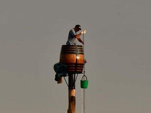 Pria Ini Tinggal di Dalam Tong Wine Setinggi 25 Meter Selama 70 Hari!