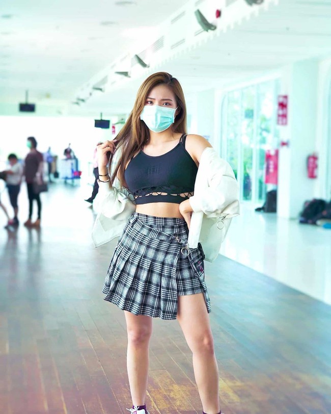 Selebgram berikutnya yang memakai hashtag #coronavirus di postingannya adalah influencer Malaysia-China, Jeii Pong. Wanita dengan followers lebih dari 422 ribu itu bergaya dengan memakai crop top yang dipadukan dengan jaket dan rok mini. Penampilannya eksis dengan masker ini pun mendapat nyinyiran di halaman komentar Instagramnya. When u gonna die but photos shoots are life, tulis seorang netizen. Trying to garner attention this way is not really doing anyone any favours!, tulis netizen lain. Foto: Instagram