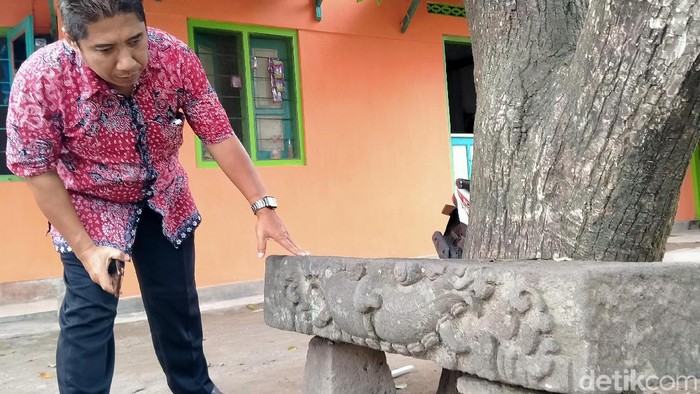 Tim BPCB Jateng mengecek kondisi batu doorpel di Dusun Mondokan, Klepu, Ceper, Klaten, Jumat (31/1/2020).