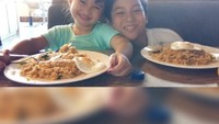 Kalau ini pose Graciella saat makan nasi goreng. Ditemani abangnya, mereka berdua terlihat menggemaskan! Foto: Instagram graciellabigail