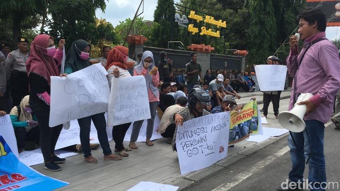 Puluhan warga demo di depan kantor DPRD dan Pemkot Mojokerto. Massa protes soal 8 proyek drainase dan saluran air yang tidak tuntas.