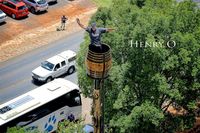 Pria Ini Tinggal di Dalam Tong Wine Setinggi 25 Meter Selama 70 Hari!