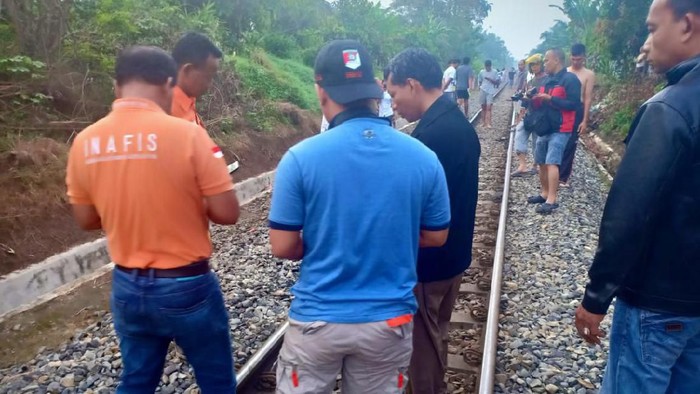 Seorang pria berusia 52 tahun, Syahril Nasution, tewas tertabrak kereta api di Tebing Tinggi, Sumatera Utara (Sumut). Mayat Syahril ditemukan tergeletak di rel kereta api.