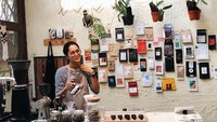 Aktris cantik berusia 35 tahun ini punya ketertarikan pada dunia kopi. Ia sering belajar meracik kopinya sendiri. Foto: Instagram @prisia
