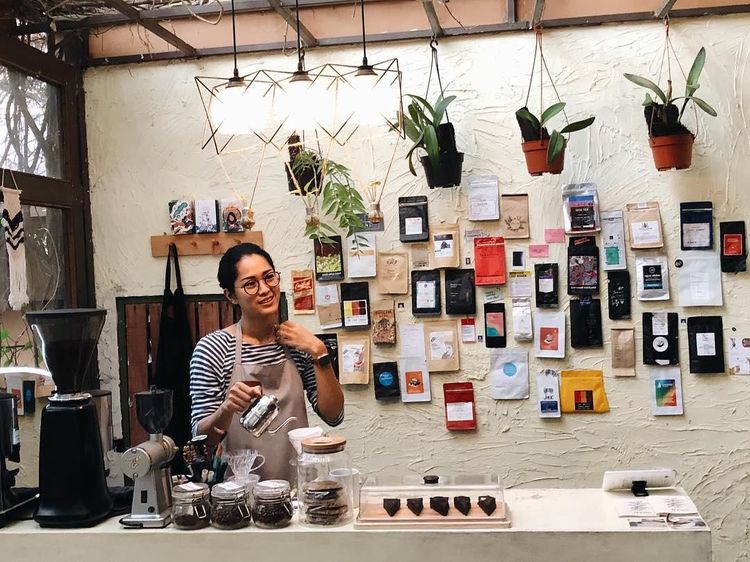 Main Film Temen Kondangan, Ini Gaya Keren Prisia Nasution Saat Racik Kopi