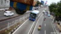 Kamera e-TLE siap memelototi para pengendara sepeda motor yang melanggar lalu lintas.