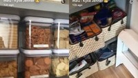 Kylie Jenner juga memiliki dapur yang cantik. Ia pun pernah membagikannya lewat media sosial miliknya. Artis cantik asal Amerika yang baru berusia 22 tahun ini memiliki sejumlah stoples berisikan aneka ragam biskuit yang lezat. Serta aneka ragam makanan kemasan. Foto: Istimewa