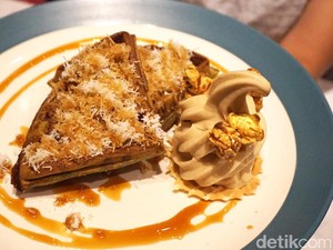 Hello Sunday: Santai Sore Ngemil Putu Waffle dengan Es Krim Teh Manis